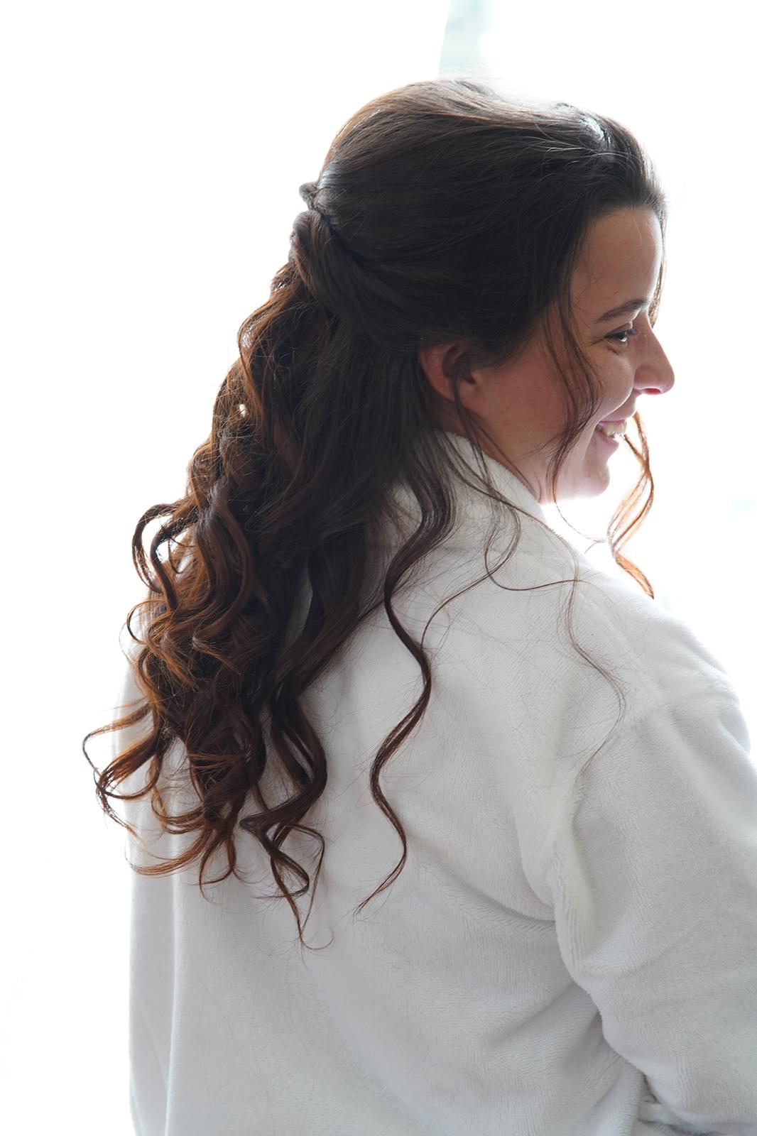 Demi-attache bouclée sur cheveux bruns, coiffure de mariée en Dordogne