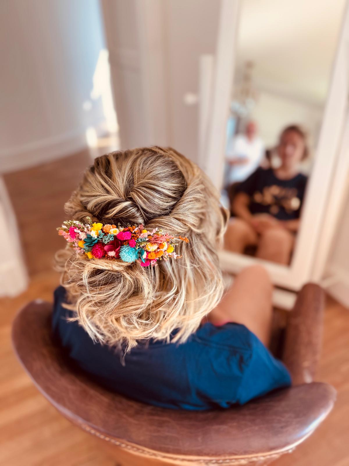 Chignon flou avec fleurs séchées colorées, coiffure de mariage Bergerac
