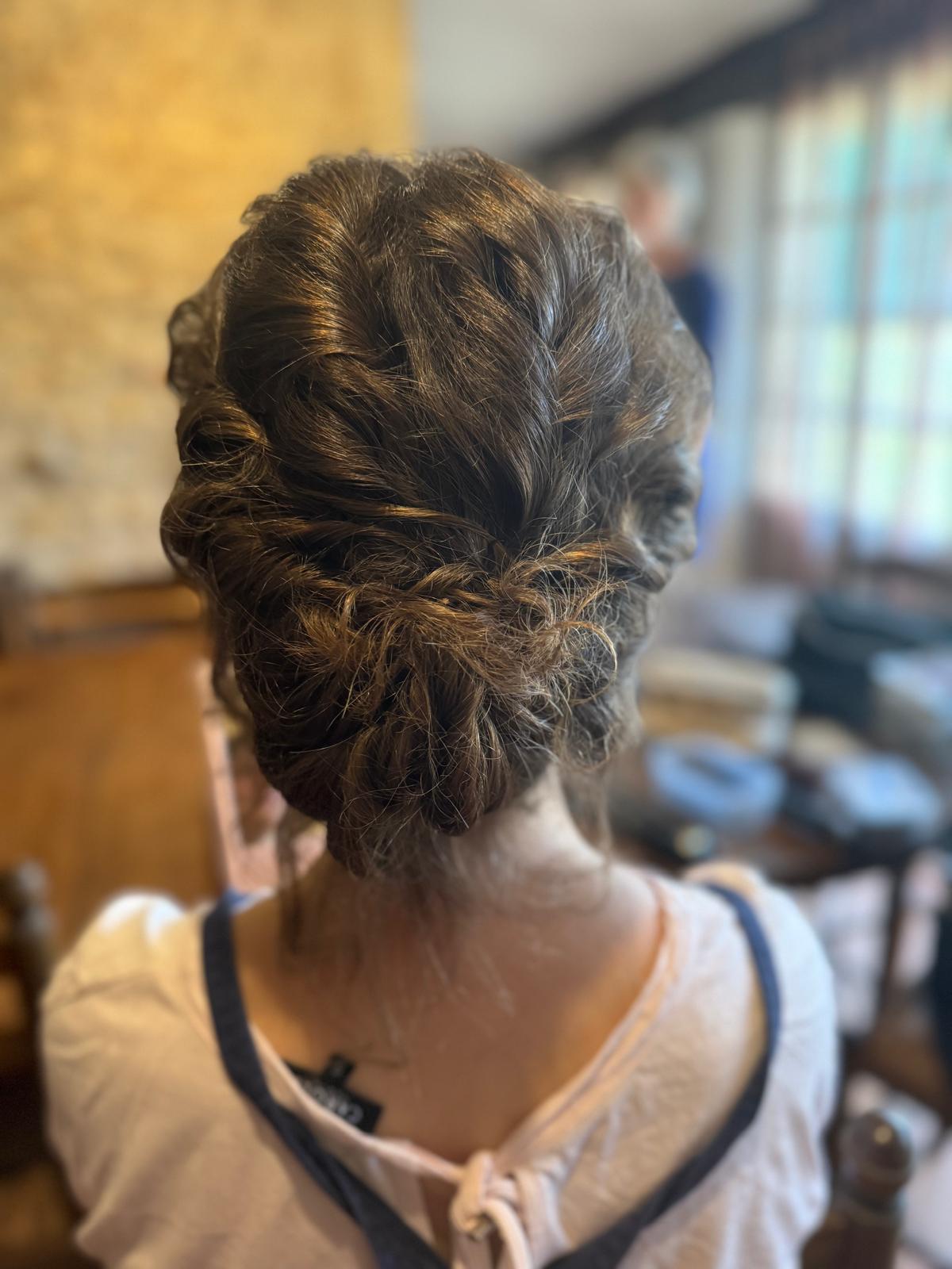 Chignon flou bohème sur cheveux bruns, mise en beauté de mariée en Dordogne
