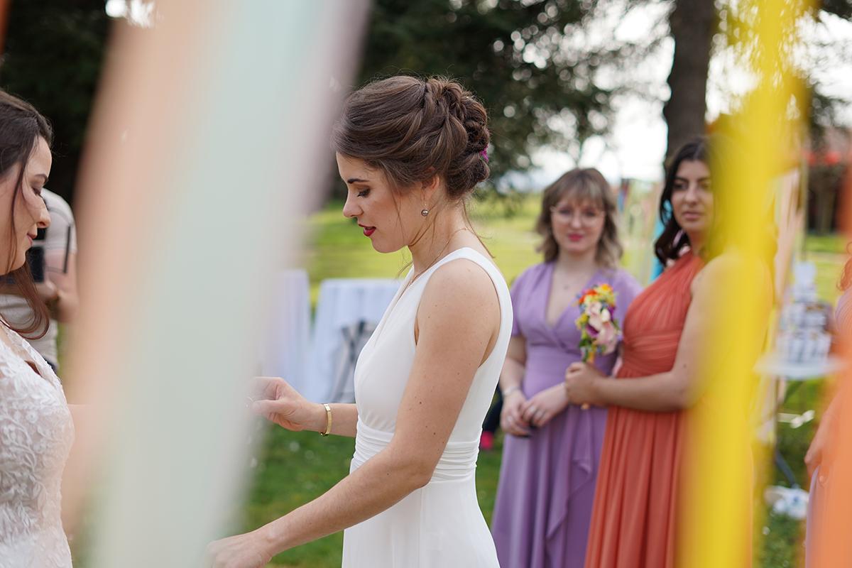 Chignon tressé volumineux d'une mariée lors de la cérémonie en Périgord