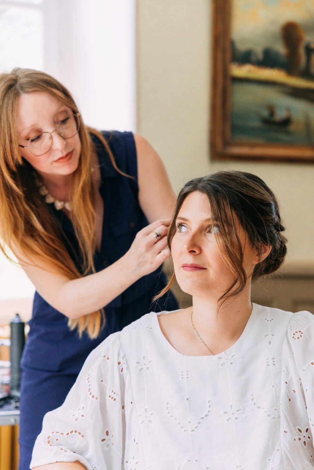 Gaëlle Bresson réalisant la mise en beauté d'une mariée en Dordogne