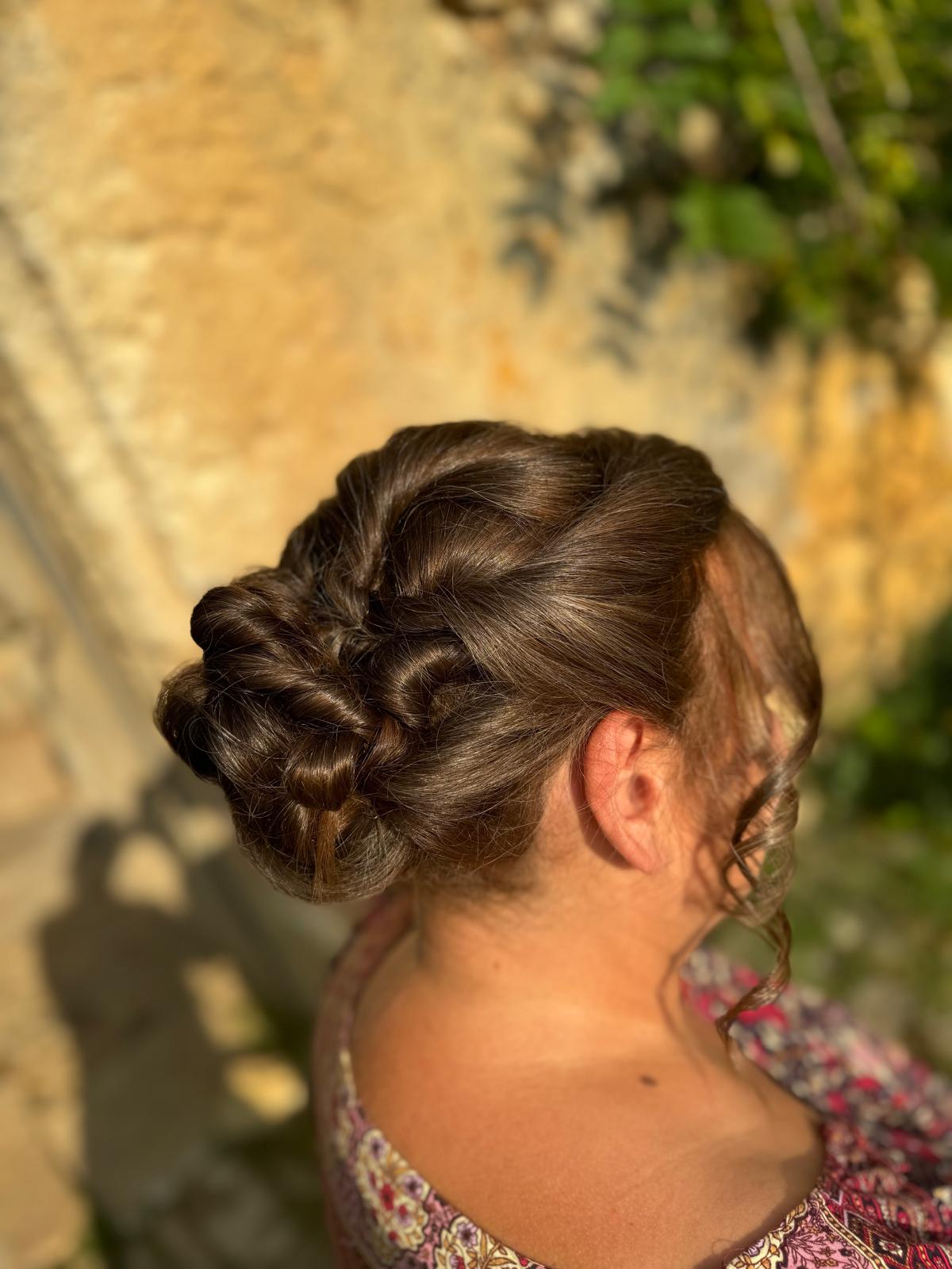 Chignon bas torsadé sur cheveux châtains, coiffure de mariage à Bergerac