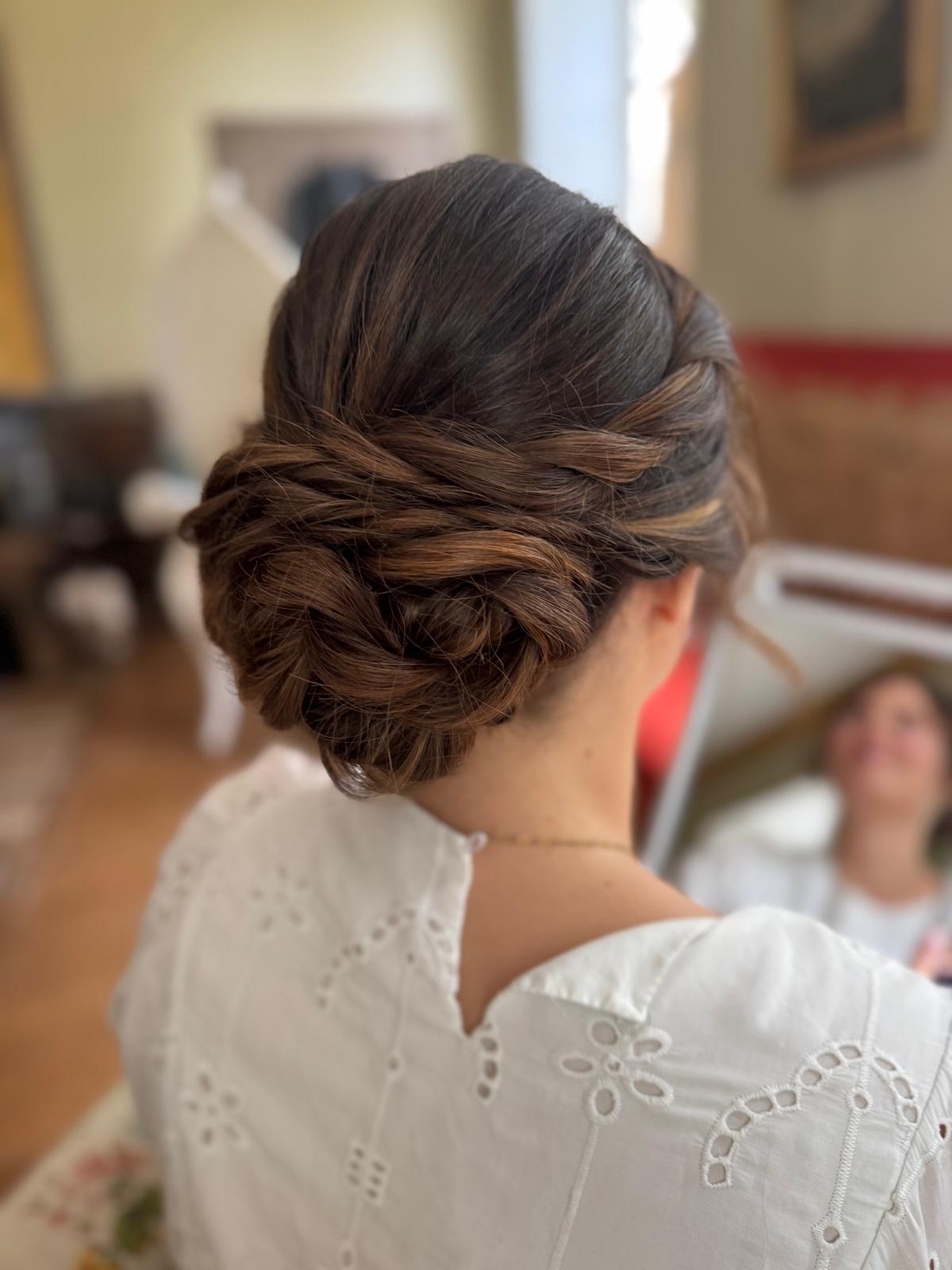Chignon bas torsadé et brillant, coiffure de mariée élégante