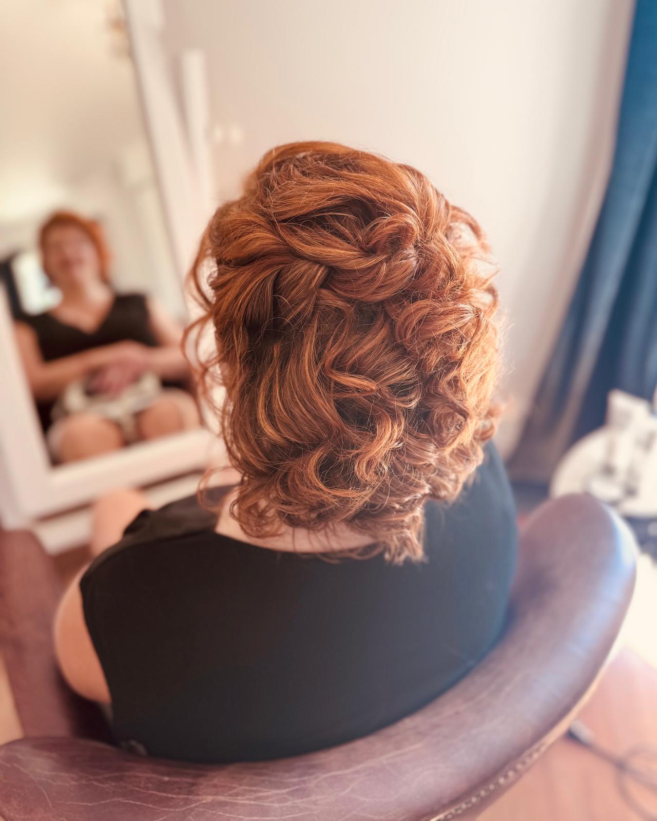 Chignon romantique bouclé réalisé en salon à Bergerac
