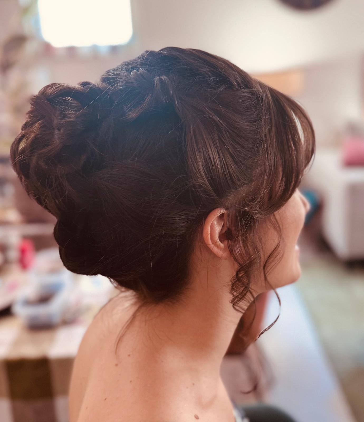 Chignon volumineux tressé avec mèches bouclées, mariage Bergerac