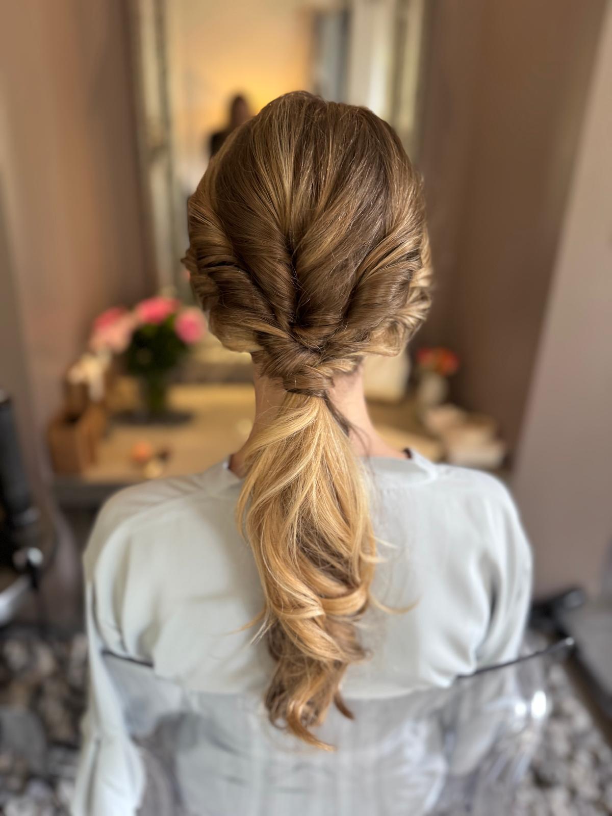 Queue de cheval tressée et bouclée, coiffure de mariage à Bergerac