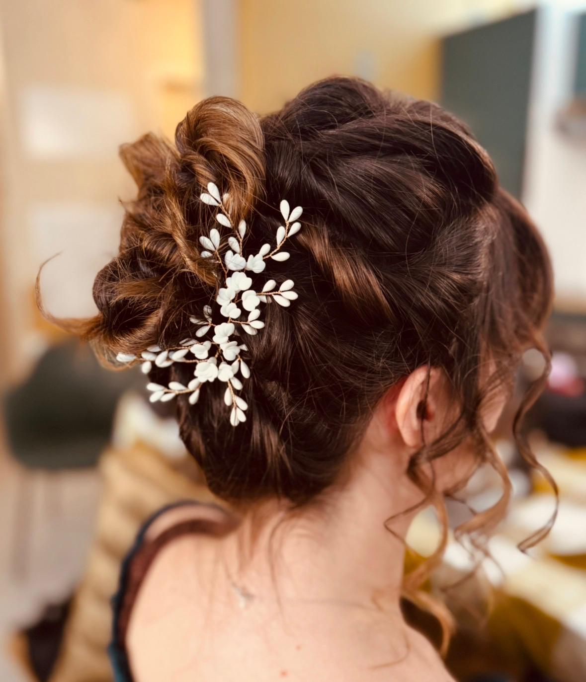 Chignon de mariée orné d'un bijou floral blanc, Dordogne