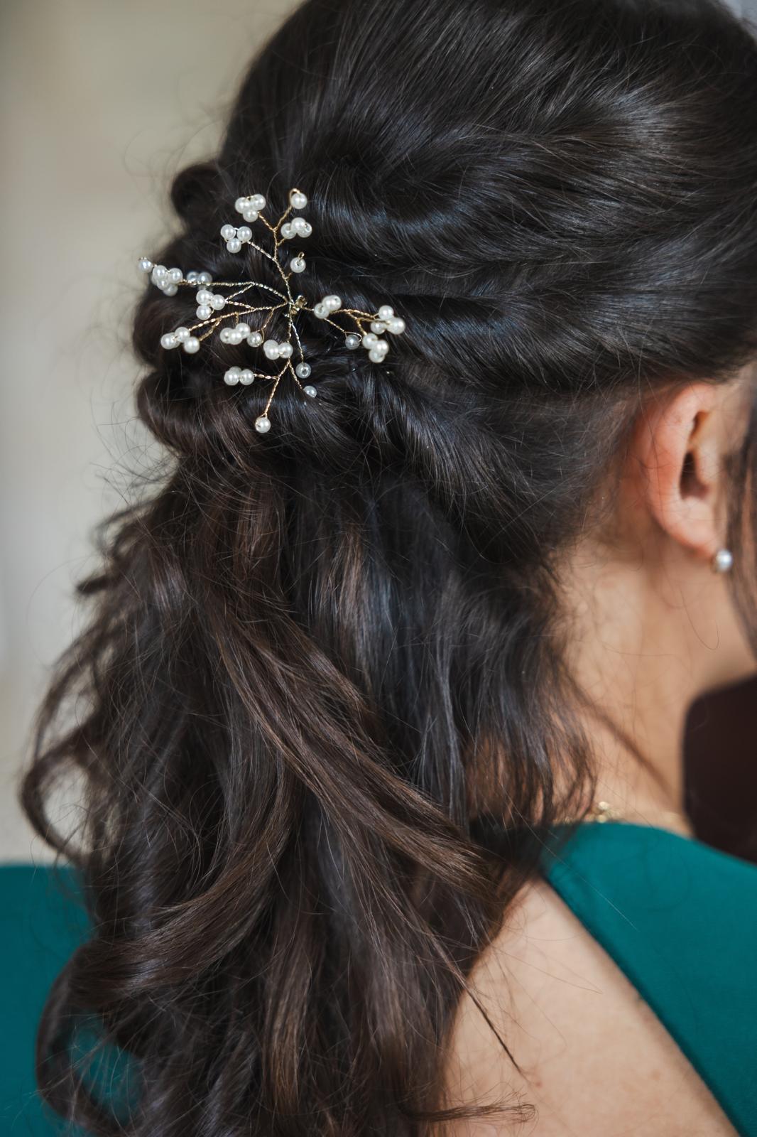 Demi-attache bouclée ornée d'un bijou de perles, coiffure d'invitée de mariage