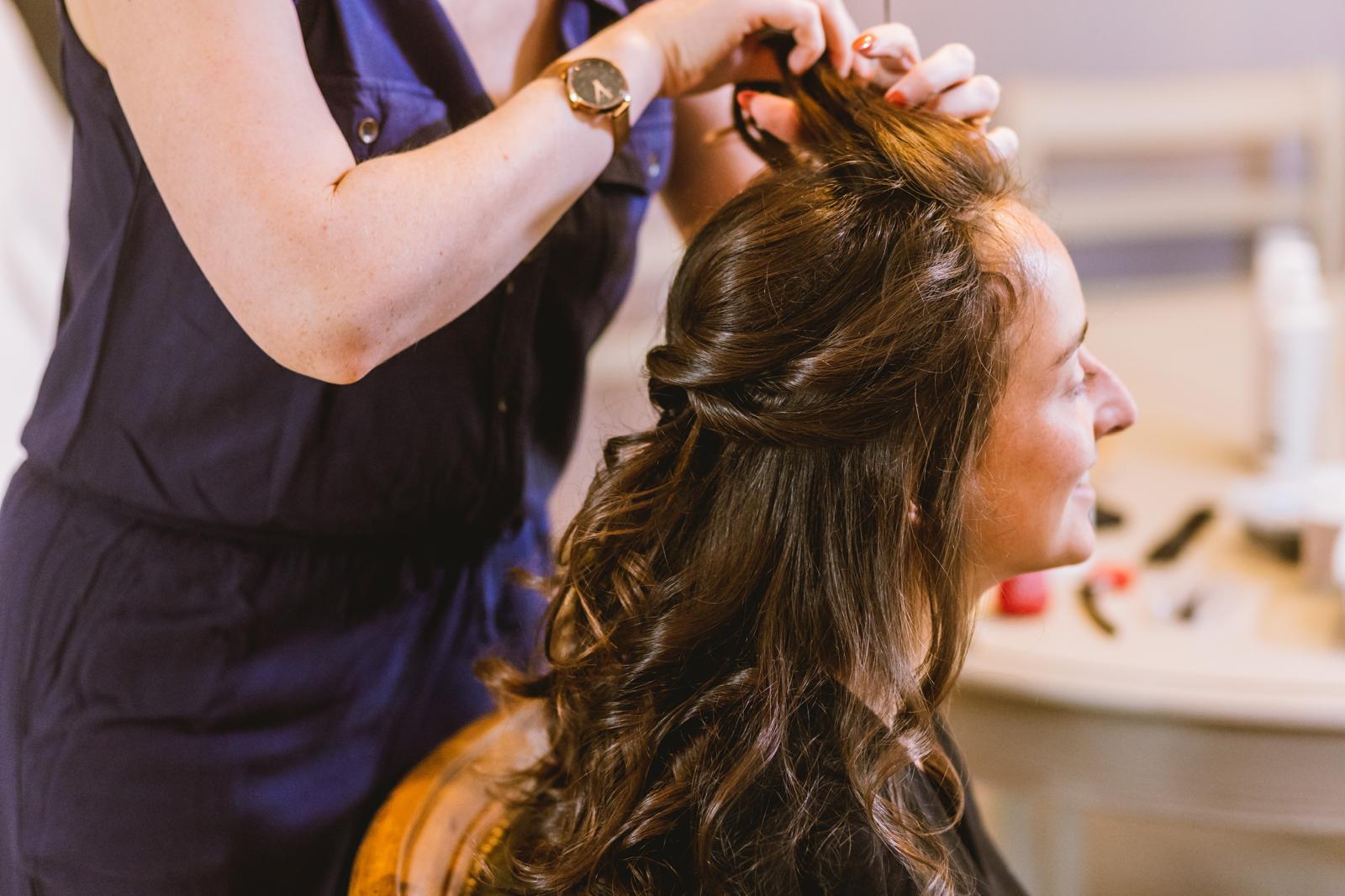 Coiffure de mariée bouclée réalisée en préparatifs, mariage en Dordogne