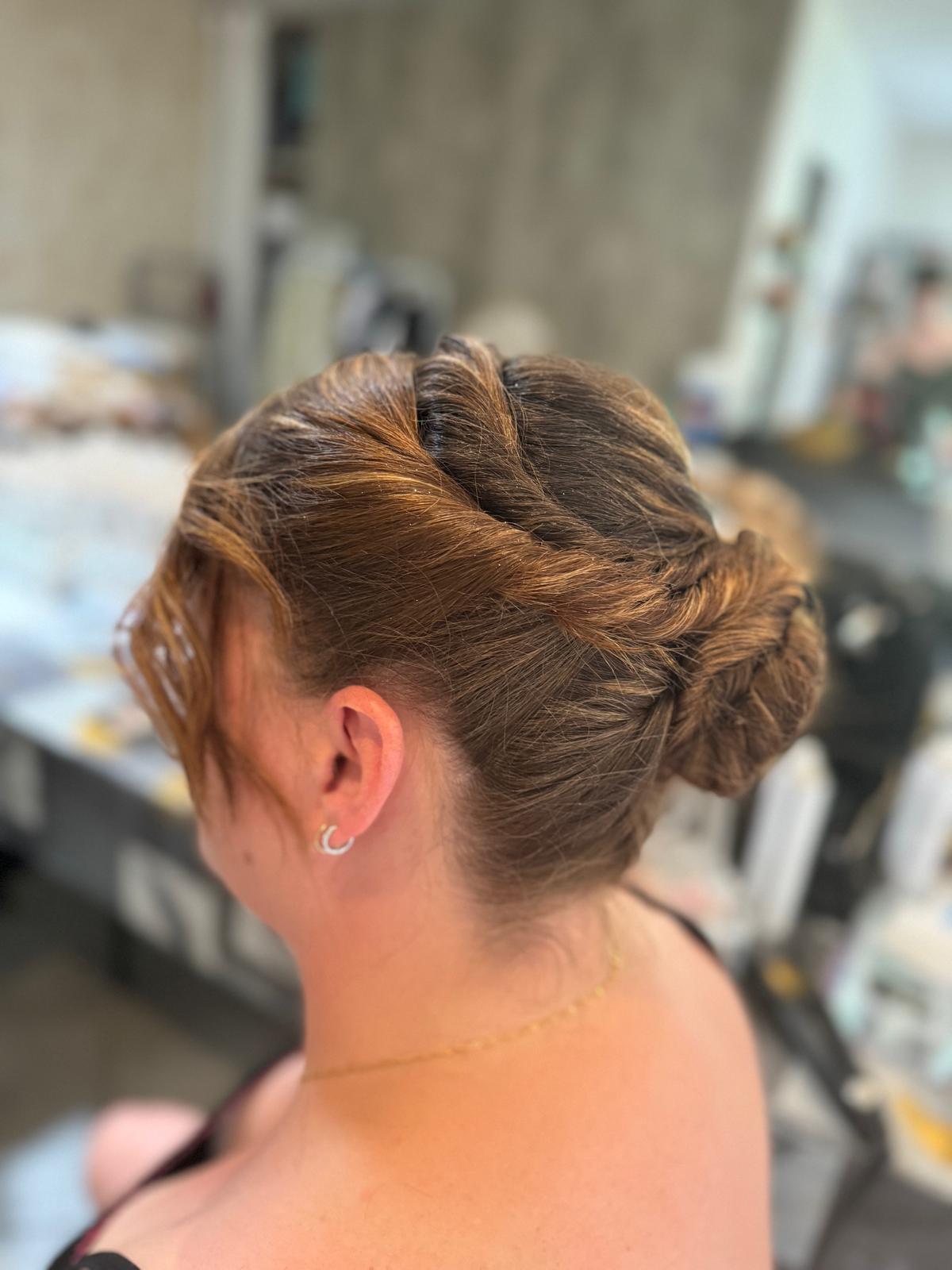 Chignon torsadé lumineux, coiffure de mariage en Dordogne