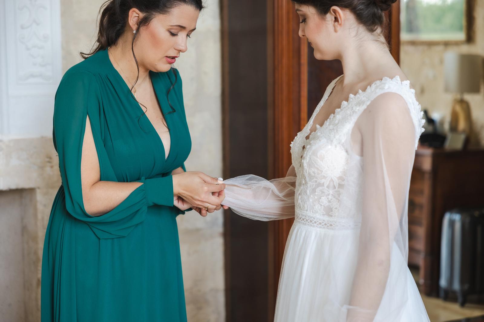 Préparatifs de la mariée avant la cérémonie, château en Dordogne
