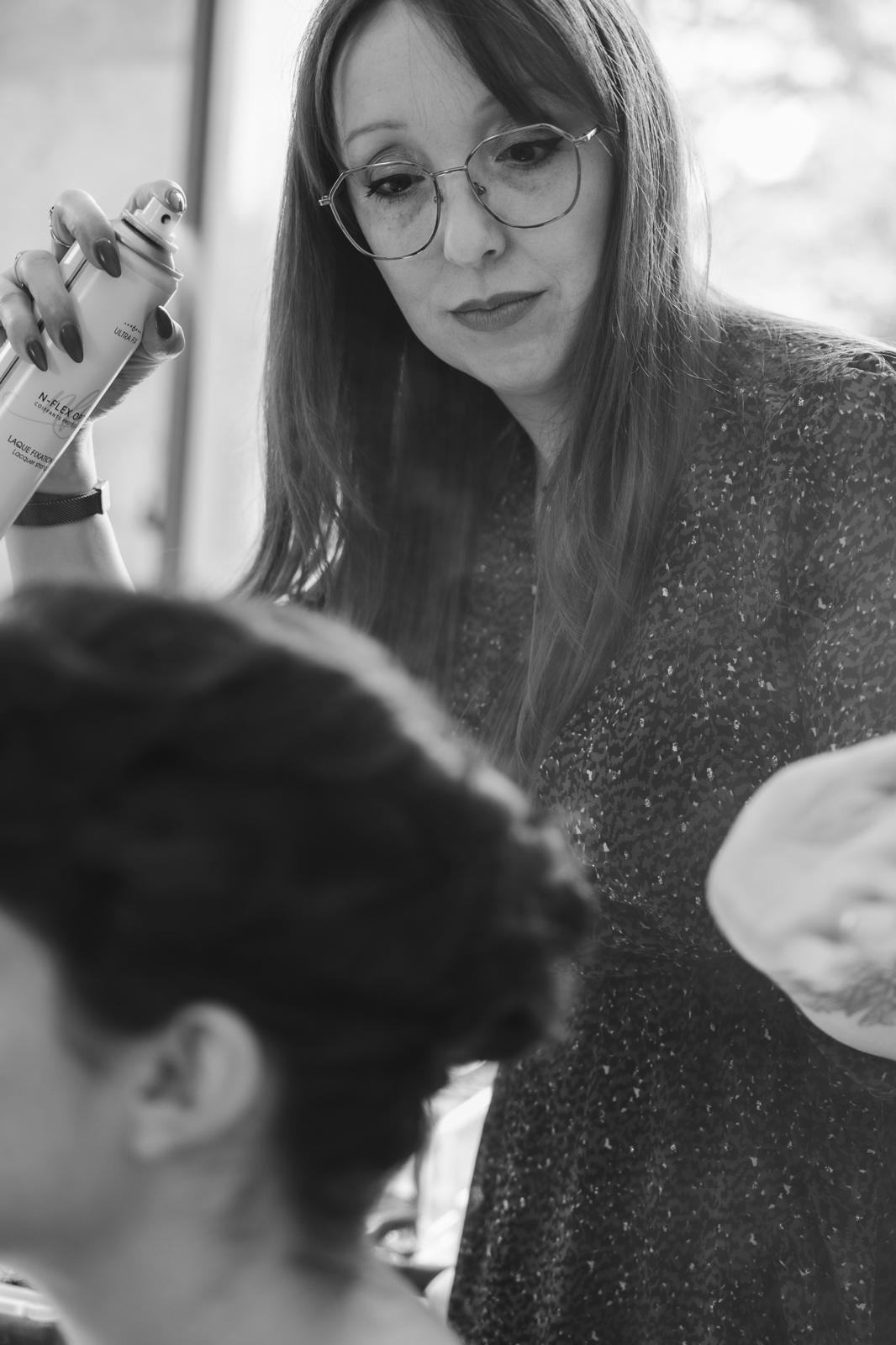 Gaëlle Bresson fixant une coiffure de mariée à la laque, Bergerac