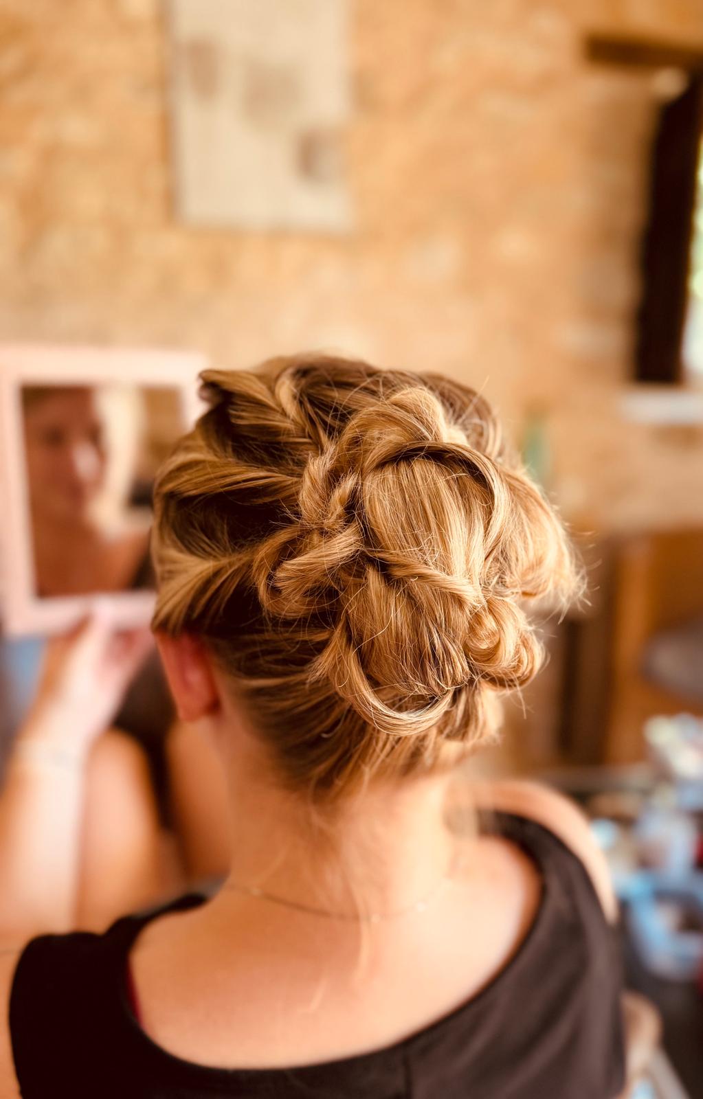 Chignon tressé haut sur cheveux blonds, coiffure de mariage en Dordogne