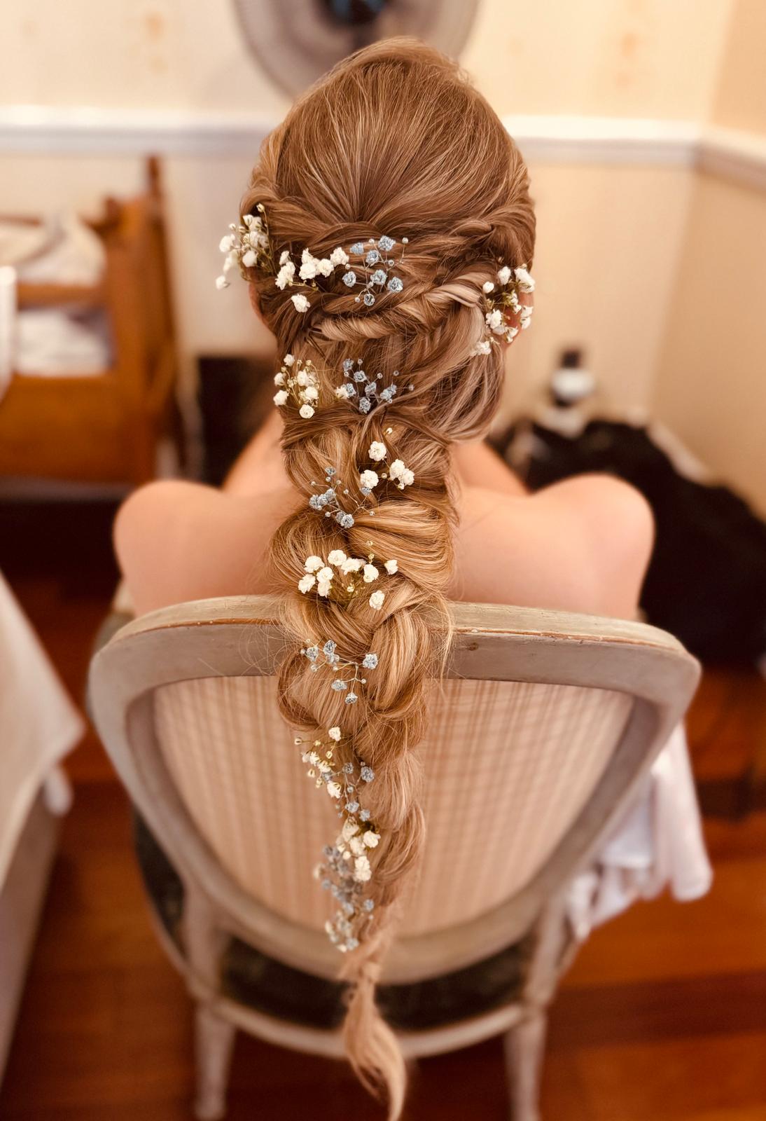 Tresse longue de mariée ornée de gypsophile, coiffure de mariage Bergerac