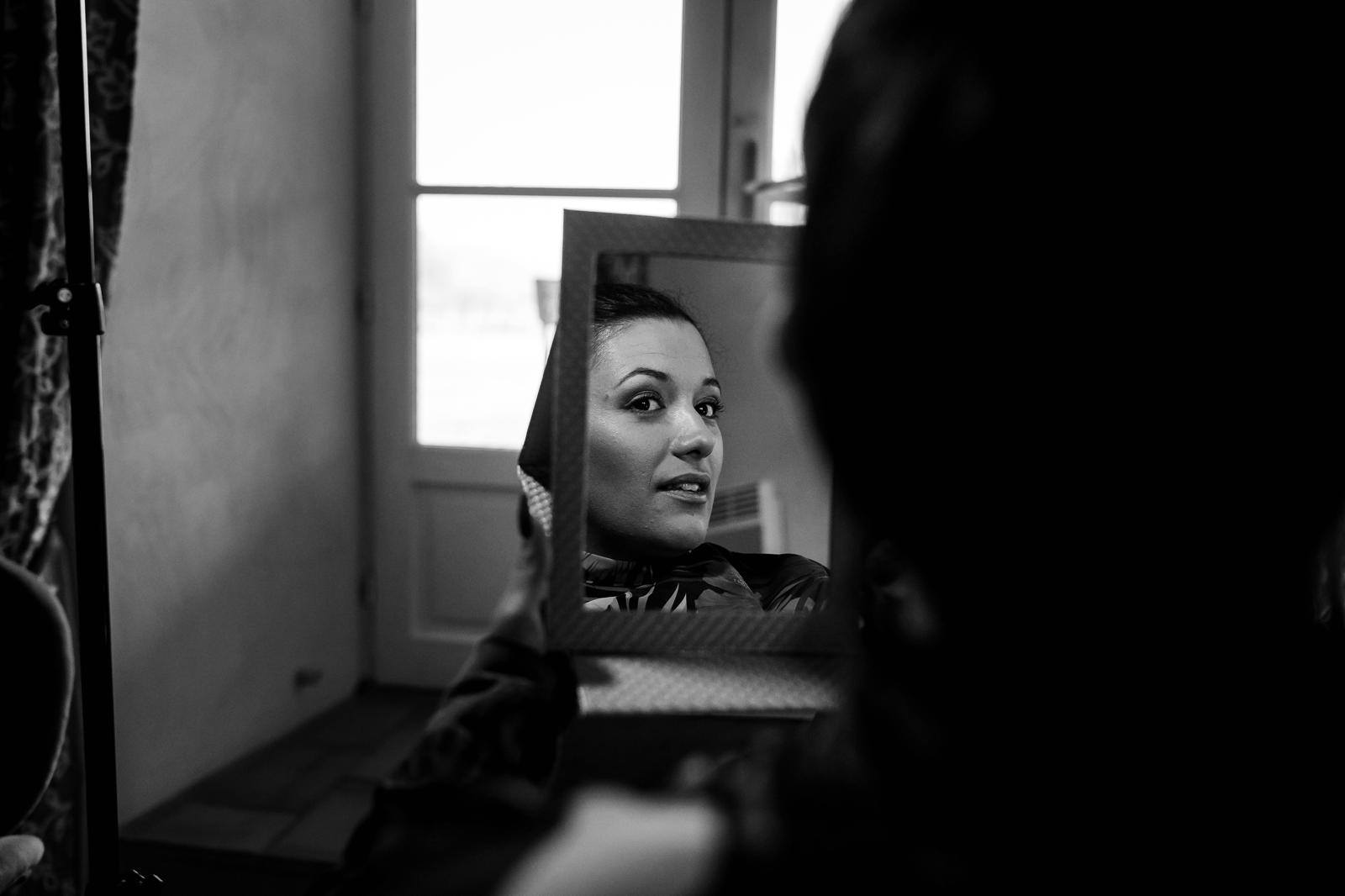 Préparatifs de mariage en noir et blanc, découverte de la mise en beauté