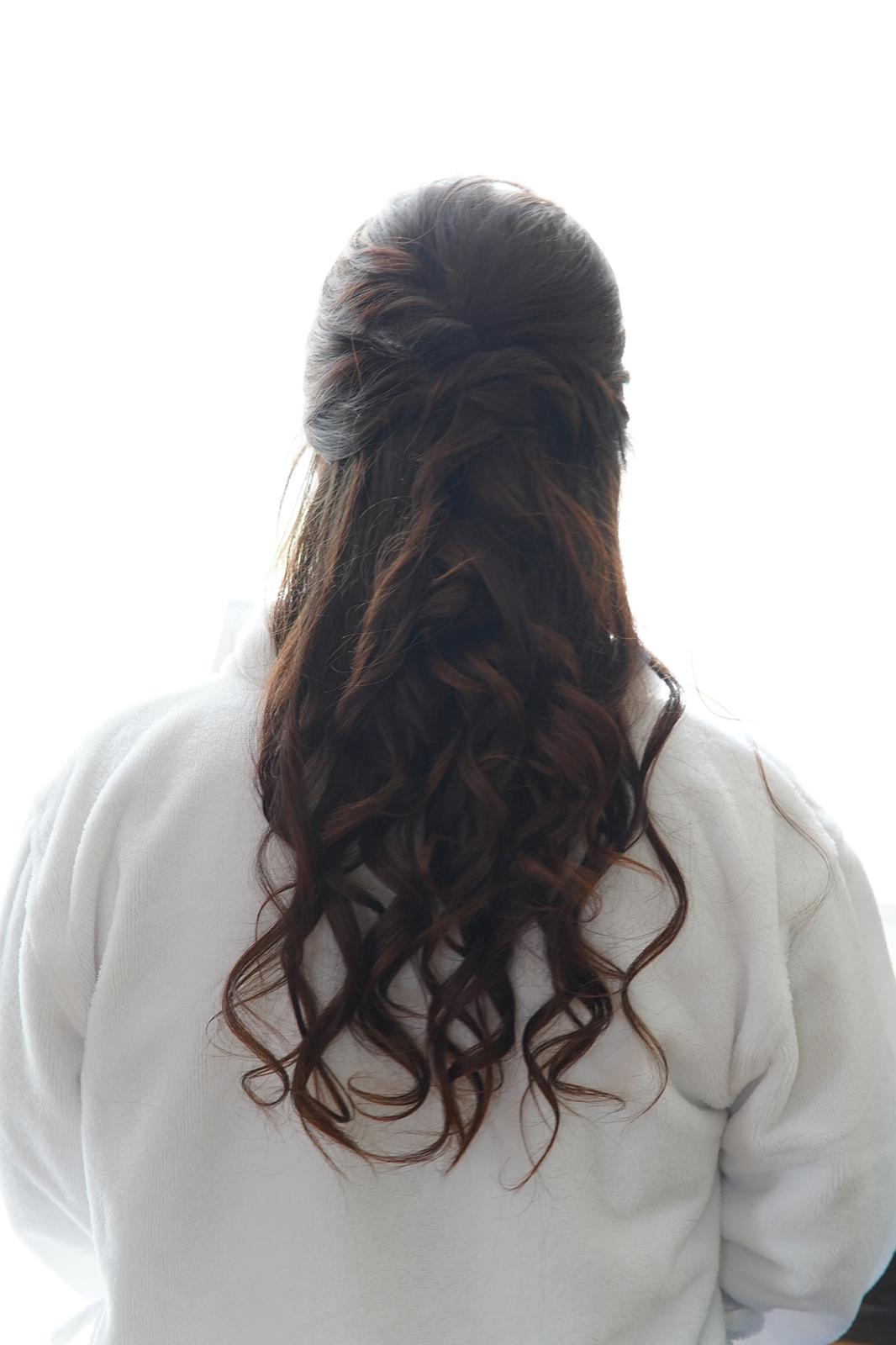Demi-attache bouclée sur cheveux bruns, coiffure de mariage Bergerac